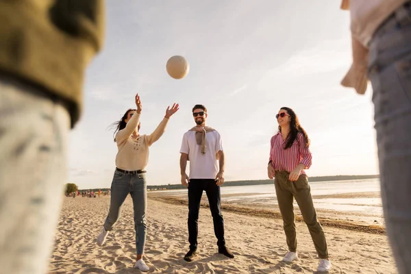 Друзі грають у волейбол на пляжі влітку — стокове фото