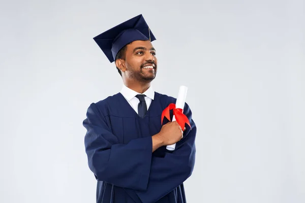 Mężczyzna absolwent w moździerzu pokładzie z dyplomem — Zdjęcie stockowe