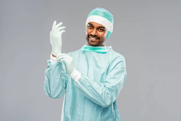 Indischer Arzt oder Chirurg zieht Handschuh an — Stockfoto