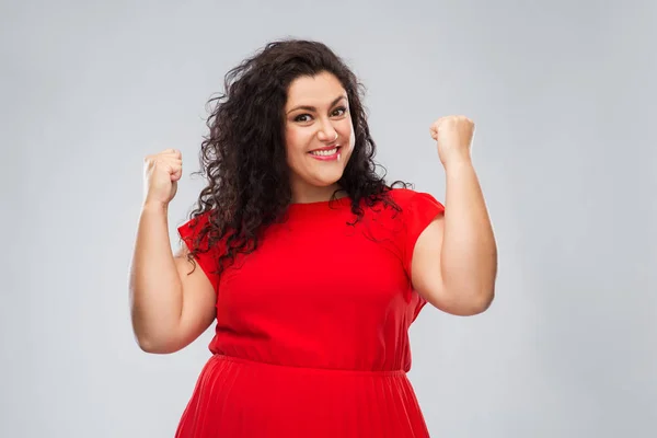 Mulher feliz em vestido vermelho celebrando o sucesso — Fotografia de Stock