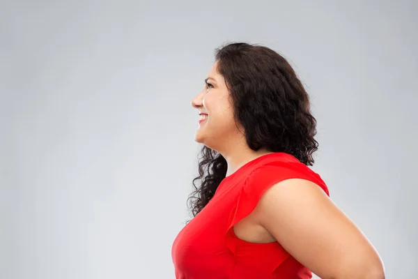 Mulher sorridente feliz em vestido vermelho olhando para cima — Fotografia de Stock