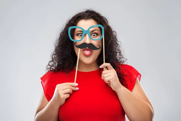 Grappige vrouw met grote cartoon bril en snor — Stockfoto