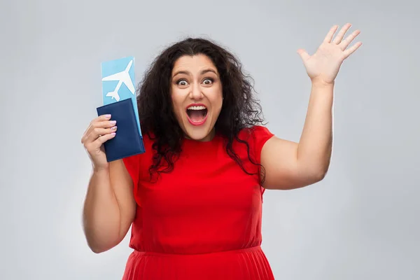 Mujer feliz con pasaporte y billete de avión — Foto de Stock