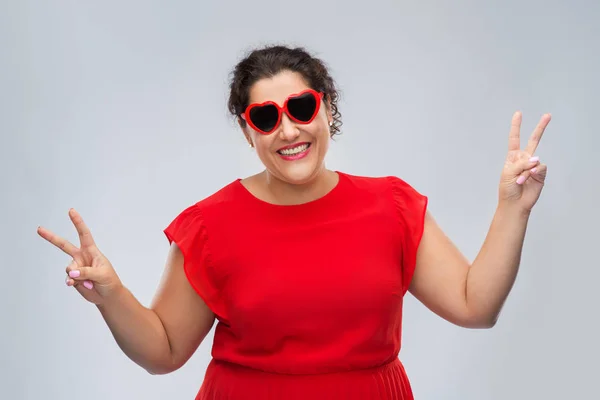 Gelukkig vrouw in rood hart-vormige zonnebril — Stockfoto