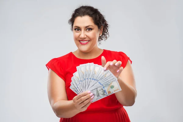 Mujer feliz sosteniendo cientos de billetes de dinero — Foto de Stock