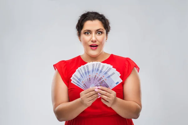 Mujer feliz sosteniendo miles de billetes de dinero — Foto de Stock