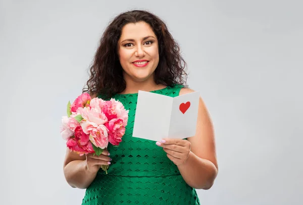 Lycklig kvinna med blomma gäng och gratulationskort — Stockfoto