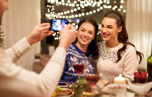 Friends having christmas dinner and taking picture — Stock Photo, Image