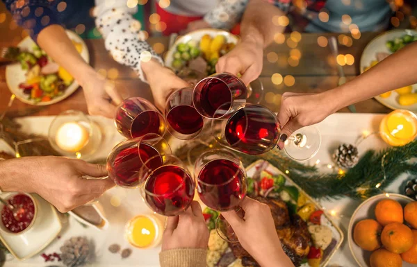 Κοντινό πλάνο των φίλων με το κρασί γιορτάζουν τα Χριστούγεννα — Φωτογραφία Αρχείου