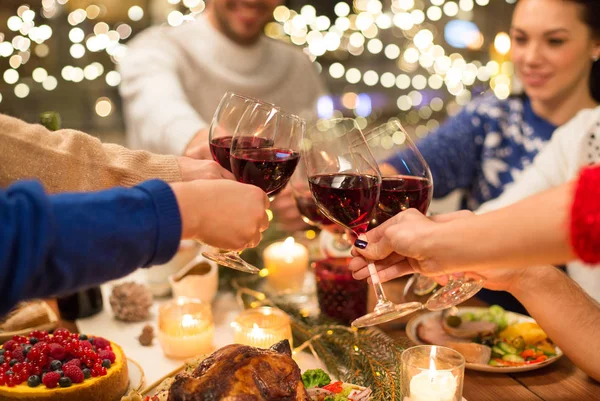 Nahaufnahme von Freunden mit Wein Weihnachten feiern — Stockfoto