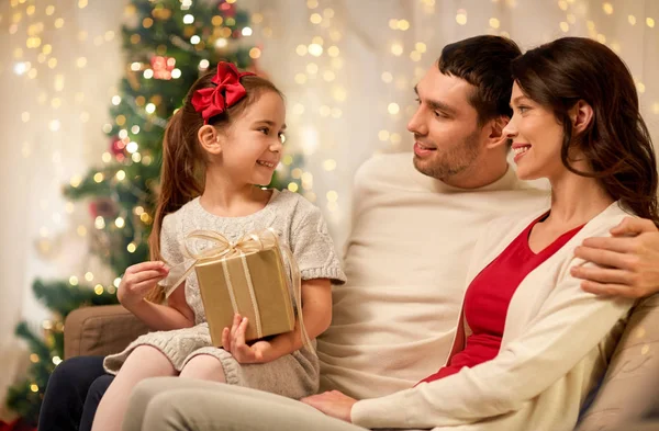 Glückliche Familie mit Weihnachtsgeschenk zu Hause — Stockfoto