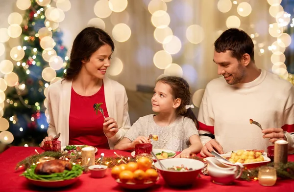 Mutlu bir aile evde Noel yemeği yiyor. — Stok fotoğraf