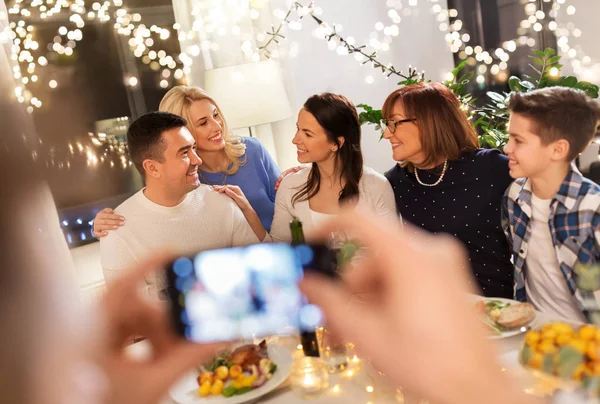 Familie feiert Abendessen und macht Selfie — Stockfoto