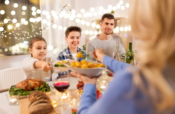 Mutlu bir aile evde yemek yiyor. — Stok fotoğraf