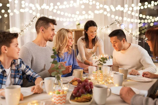 Família feliz ter festa de aniversário em casa — Fotografia de Stock