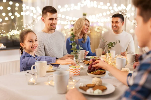 Família feliz ter festa de chá em casa — Fotografia de Stock