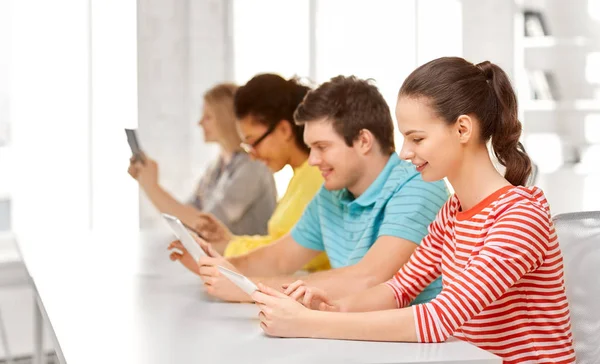 Gymnasiasten mit Tablet-Computern — Stockfoto