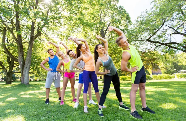 Gruppe fröhlicher Menschen trainiert im Sommerpark — Stockfoto