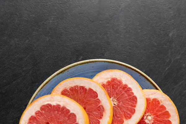 Close up of fresh juicy grapefruits on plate — Stock Photo, Image