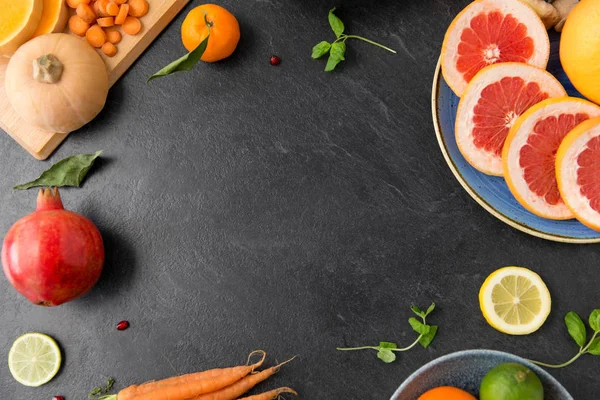 Різні овочі та фрукти на столі з шиферу — стокове фото