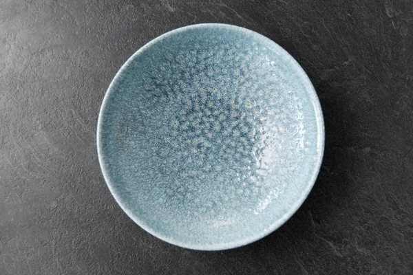 Primer plano de placa de cerámica azul sobre fondo de pizarra — Foto de Stock