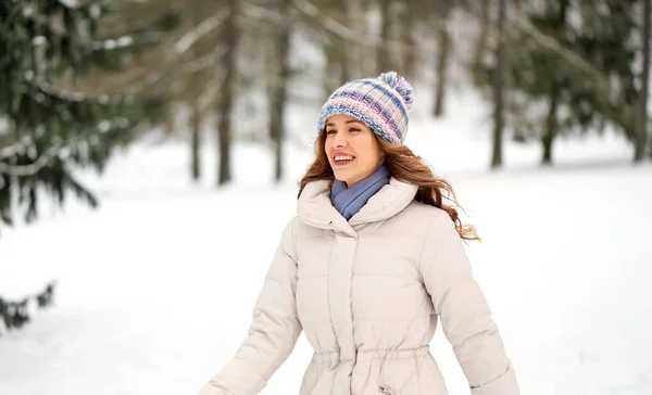 Feliz sonriente mujer al aire libre en el bosque de invierno — Foto de Stock