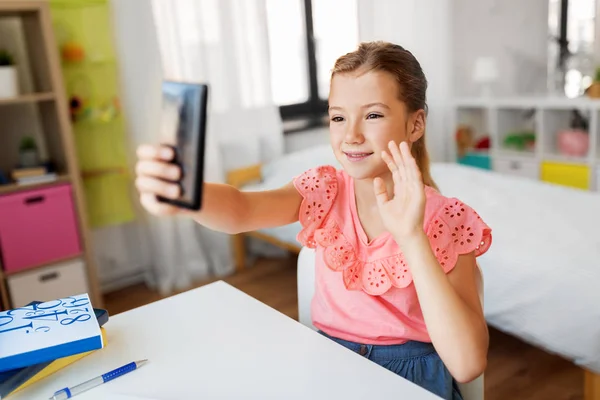 Ευτυχισμένη κοπέλα με smartphone λήψη selfie στο σπίτι — Φωτογραφία Αρχείου