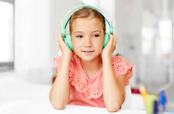 Chica en auriculares escuchando música en casa — Foto de Stock