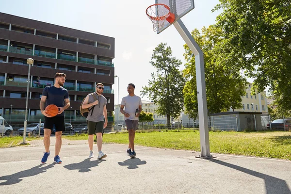 一群男性朋友去打篮球 — 图库照片