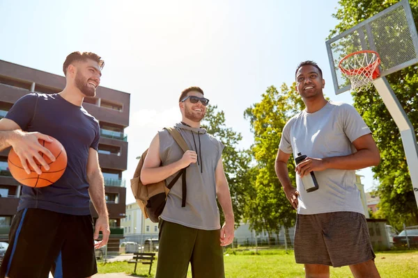 Group of male friends going to play basketball — Stock Photo, Image