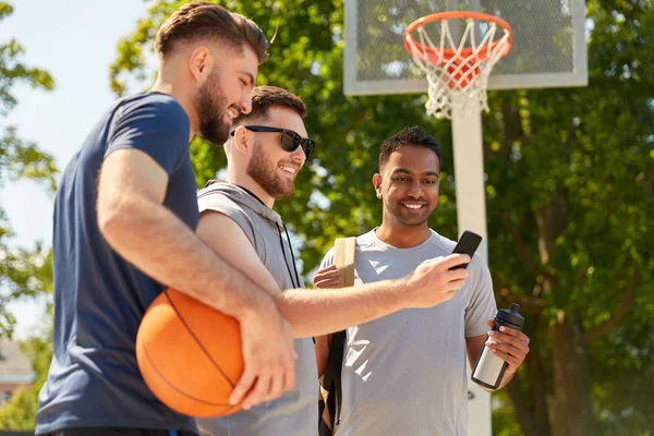 Mannen met smartphone op basketbal Speeltuin — Stockfoto
