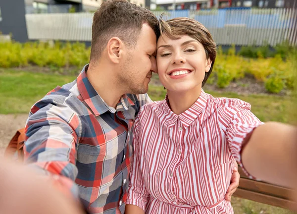 Szczęśliwy para w park biorąc selfie na zewnątrz — Zdjęcie stockowe