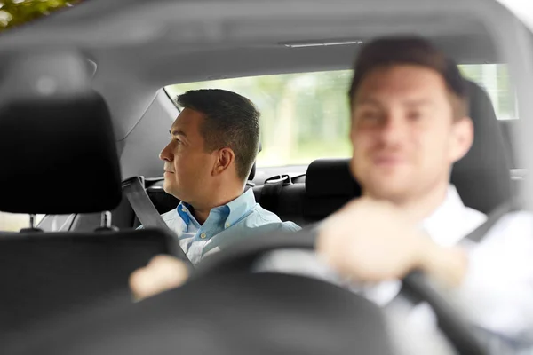 Passageiro do sexo masculino e motorista de carro de meia idade — Fotografia de Stock