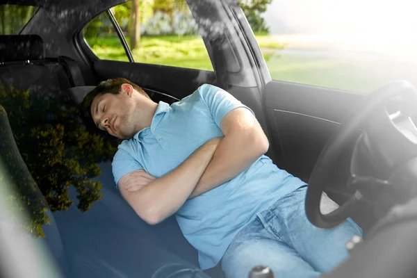 Hombre cansado o conductor durmiendo en el coche — Foto de Stock