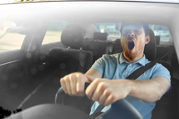 Cansado somnoliento hombre o conductor conducir coche y bostezar —  Fotos de Stock