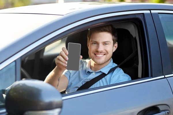 Мужчина или водитель автомобиля, показывающий смартфон — стоковое фото