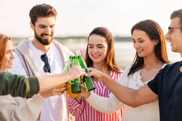 Amici brindare bevande analcoliche in spiaggia — Foto Stock