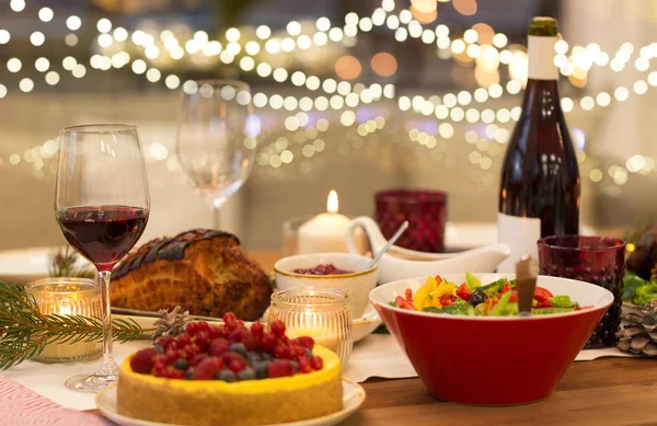 Comida y bebidas en la mesa de Navidad en casa — Foto de Stock