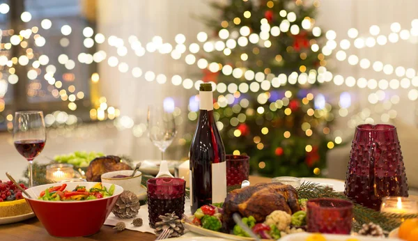 Alimentos e bebidas na mesa de Natal em casa — Fotografia de Stock