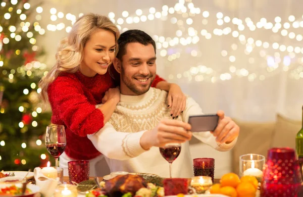 Casal feliz tomando selfie no jantar de Natal — Fotografia de Stock