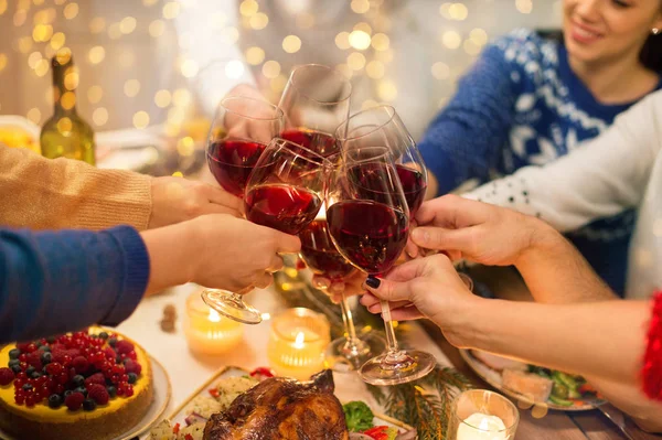 Zblízka přátelé s vínem slaví Vánoce — Stock fotografie