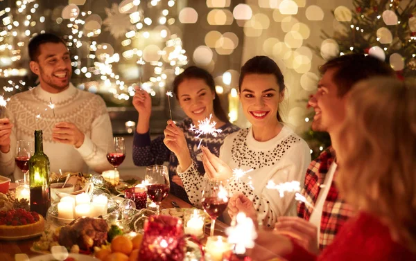 Glückliche Freunde feiern Weihnachten zu Hause — Stockfoto