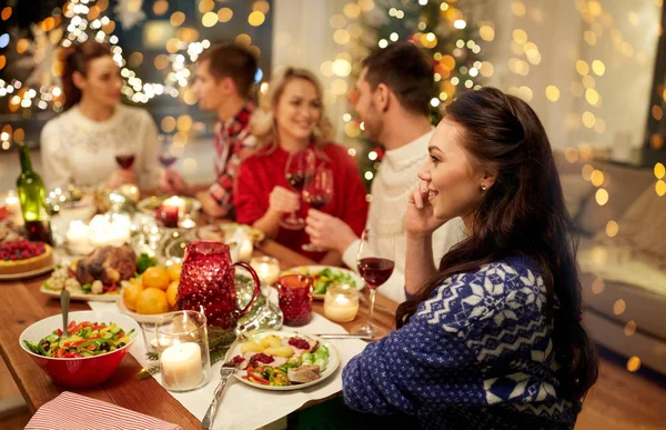 Kobieta dzwoni na smartfona podczas świątecznej kolacji — Zdjęcie stockowe