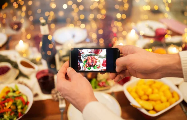 Mains photographiant la nourriture au dîner de Noël Photos De Stock Libres De Droits