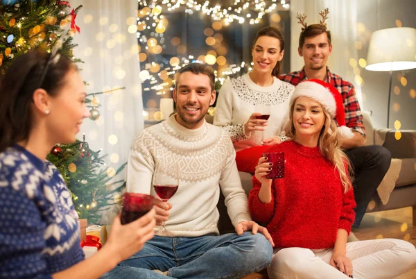 Przyjaciele świętują święta Bożego Narodzenia i piją wino — Zdjęcie stockowe