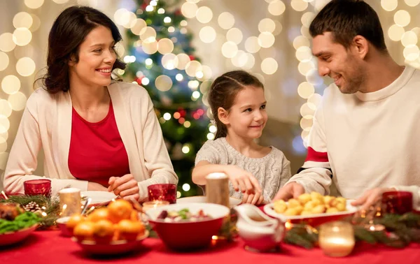 Família feliz ter jantar de Natal em casa — Fotografia de Stock