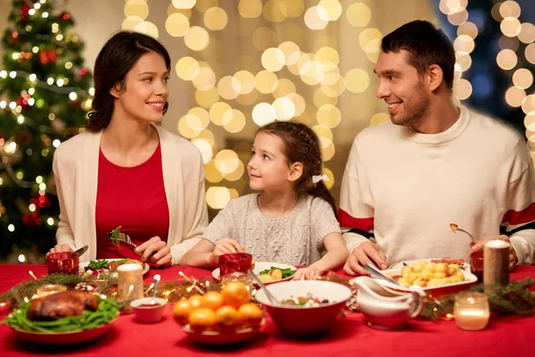 Mutlu bir aile evde Noel yemeği yiyor. — Stok fotoğraf