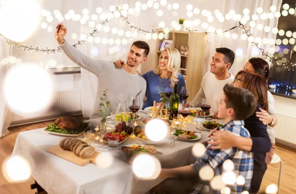 Familia cenando y tomando selfie — Foto de Stock