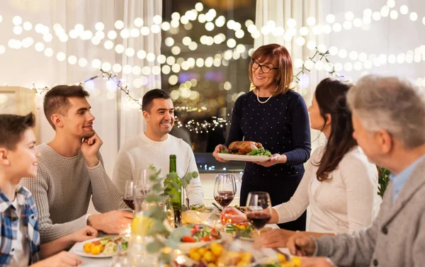 快乐的家庭在家里举行晚宴 — 图库照片