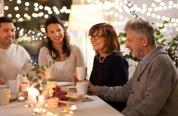 Familia feliz teniendo una fiesta de té en casa —  Fotos de Stock